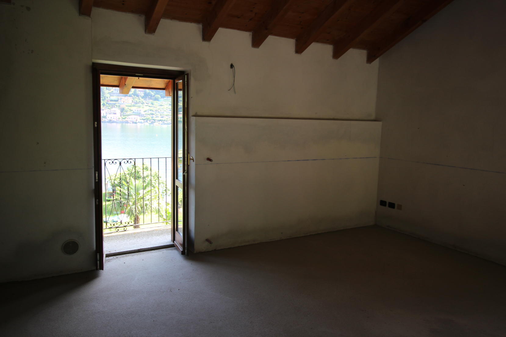 3 - Orta San Giulio, appartamento fronte lago d'Orta
con balcone, box auto e giardino privato Orta San Giulio